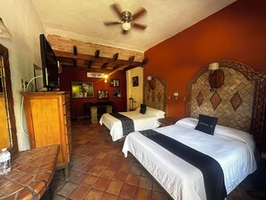 Habitación estándar, 2 camas dobles | Escritorio, tabla de planchar con plancha, wifi gratis y ropa de cama