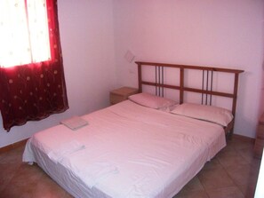 3 bedrooms, desk, laptop workspace, blackout drapes