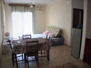 Departamento Confort, 1 habitación | Sala de estar | Televisión de pantalla plana 