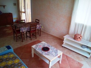 Departamento Confort, 3 habitaciones | Área de sala de estar | Televisión de pantalla plana 
