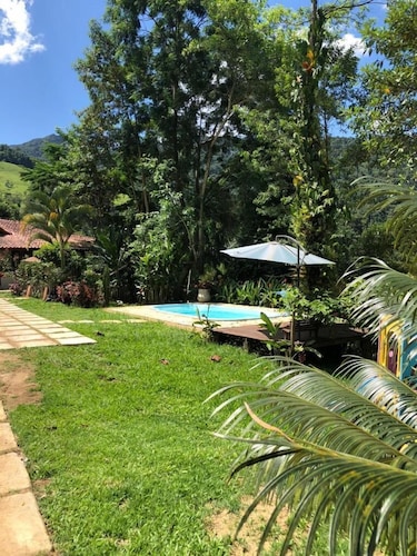 Yksinkertainen ja viihtyisä huvila uima-altaalla !!!