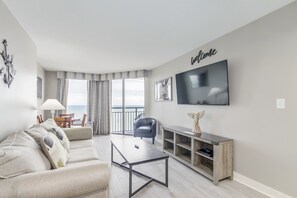 Apartamento Premium, 1 habitación, balcón, vistas a la playa | Sala de estar | Smart TV de 42 pulgadas con canales por cable