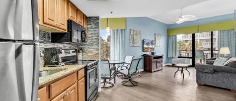 Apartamento de diseño, 1 habitación, vistas a la playa, frente al mar | Sala de estar