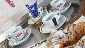 A tray with pastries and coffee cups labeled "Café Moreno" on a table. - Oh Mamma Mia (Pompei)