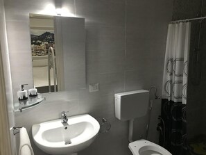 Quarto triplo | Banheiro | Chuveiro, chuveiro com efeito de chuva, produtos de toalete grátis 