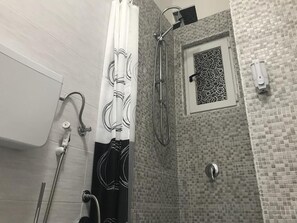Habitación cuádruple | Regadera en el baño