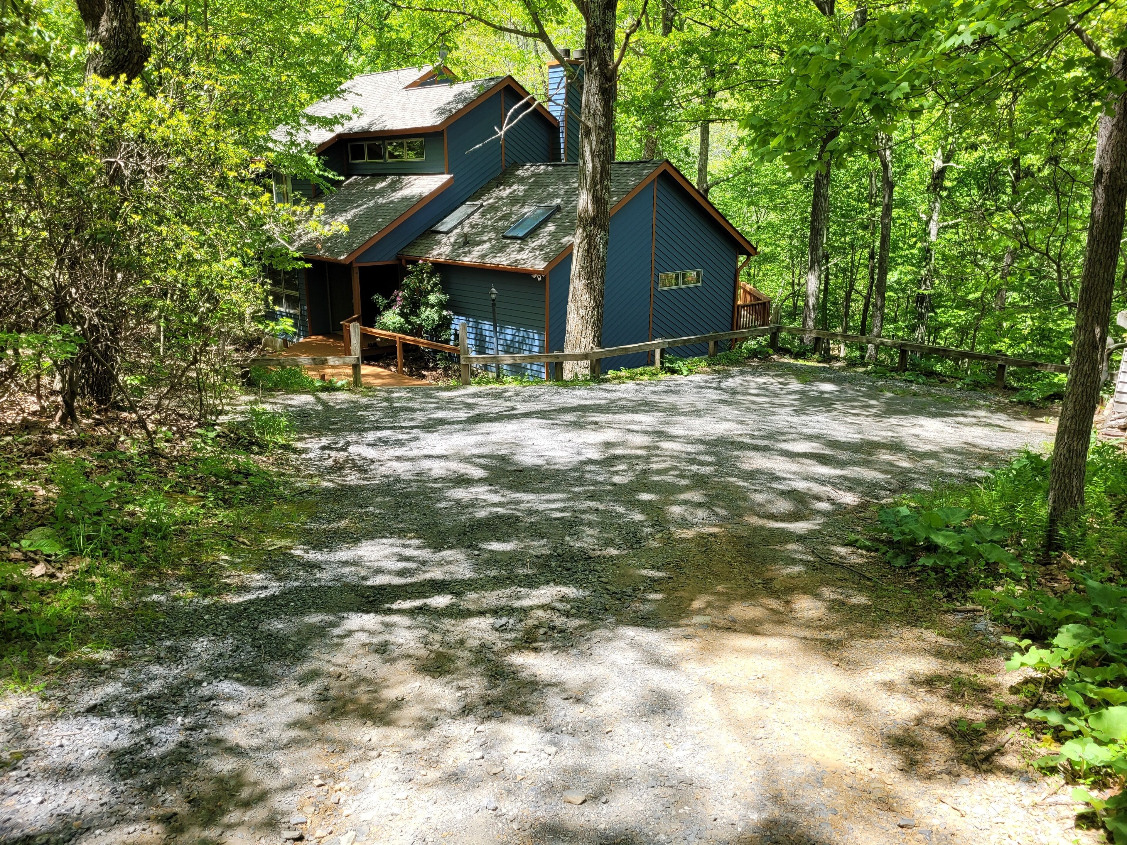 Tranquil mountain home. Close to the Appalachian and Shamokin Springs Trails!!
