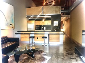 Full-size fridge, microwave, oven, stovetop - The Hangar Lofts Hotel (Columbia)