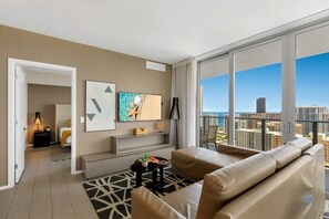 3 makuuhuonetta, työpöytä, silitysrauta/-lauta, vauvan matkasänky