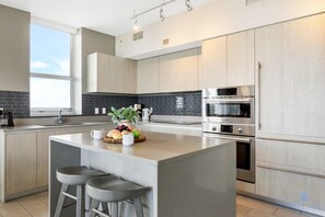 Fridge, microwave, oven, stovetop - Luxury 3 Br- Front Intercostal View| Amazing Pools (Hollywood)