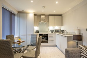 Fridge, microwave, stovetop, toaster - 14 St Johns Mews - sleeps 3 guests  in 1 bedroom (York)