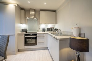 Fridge, microwave, stovetop, toaster - 14 St Johns Mews - sleeps 3 guests  in 1 bedroom (York)