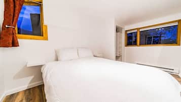 Desk, iron/ironing board, WiFi, bed sheets