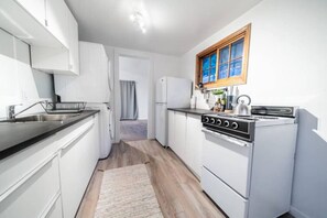 Een koelkast, een magnetron, een oven, een kookplaat