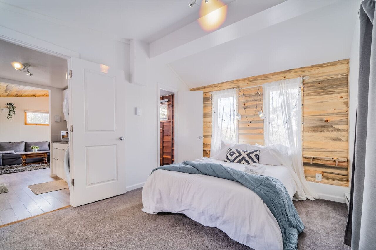 Fer et planche à repasser, lit parapluie, Wi-Fi, draps fournis