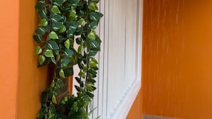 Un muro con vegetazione verde e una fontana.