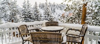 SALE! Cute cabin w/ views, deck. Minutes to park