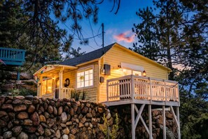 Exterior - Downtown Cabin on Quiet Hilltop. Airy Deck & Views (Estes Park)