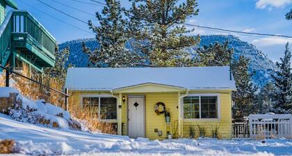 SALE! Cute cabin w/ views, deck. Minutes to park