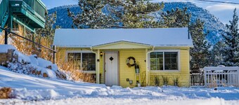 SALE! Cute cabin w/ views, deck. Minutes to park