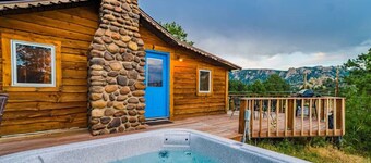 Historic 1br downtown cabin with hot tub and views