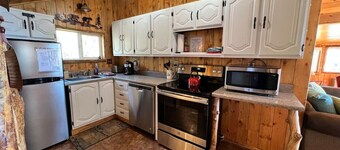 Historic 1br downtown cabin with hot tub and views