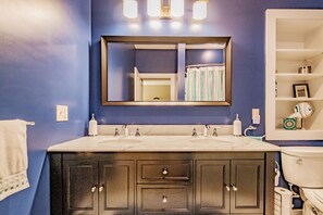 Hair dryer, towels, soap, shampoo - Romantic White Mountain Retreat near Conway, NH (Madison)