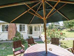 Outdoor dining - Onetangi Beach Cottage - Onetangi Bach (Onetangi)