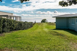 Property grounds - Onetangi Beach Cottage - Onetangi Bach (Onetangi)