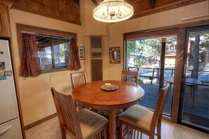 Casa, varias camas, hidromasaje | Cocina privada | Refrigerador, microondas, parrilla de estufa y lavavajillas