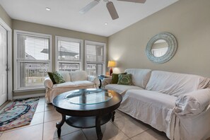 شقة - عدة أسرّة - بمطبخ - بمنظر جزئي للمحيط | غرفة المعيشة | تلفزيون