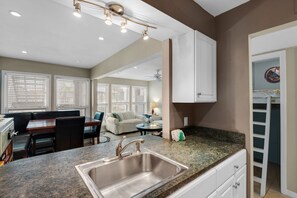 ثلاجة، ميكروويف، موقد طهي مسطح، غسالة أطباق