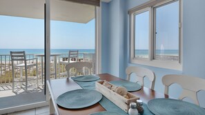Maison, plusieurs lits, balcon, vue plage | Cuisine privée