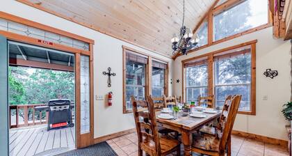 Istu alas ja nauti korkeista mäntyistä Alhambrassa