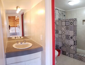 Dormitorio condiviso Basic, dormitorio misto (4 Bunk Beds, 8 People) | Bagno | Doccia, asciugacapelli, asciugamani