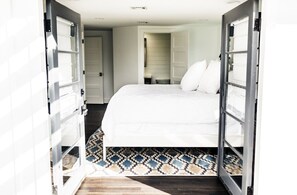 3 bedrooms, desk, iron/ironing board, travel crib