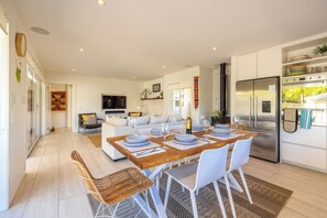 Dining - Moa Magic - Oneroa Holiday Home (Oneroa)