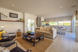 TV, stereo - Moa Magic - Oneroa Holiday Home (Oneroa)