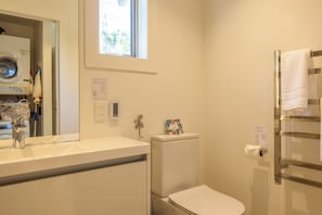Shower, hair dryer - Moa Magic - Oneroa Holiday Home (Oneroa)