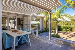 Outdoor dining - Moa Magic - Oneroa Holiday Home (Oneroa)