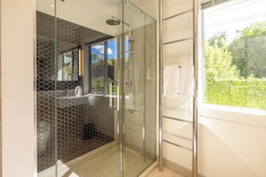 Shower, hair dryer - Moa Magic - Oneroa Holiday Home (Oneroa)