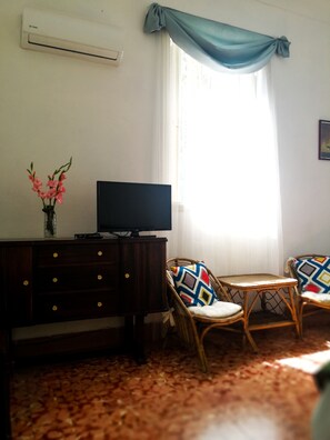 Deluxe Double Room | Television