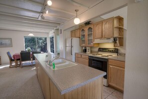 公寓客房, 多張床, 壁爐, 山景 | 私人廚房 | 雪櫃、微波爐、爐具、洗碗機