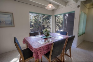 Appartamento, letti multipli, caminetto, vista montagna | Cucina privata | Frigorifero, microonde, piano cottura, lavastoviglie