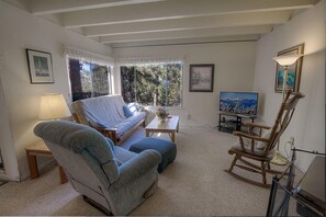 콘도, 침대(여러 개), 벽난로, 산 전망 | 거실 | 케이블 채널 시청이 가능한 42인치 TV, 벽난로