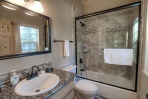 Maison, plusieurs lits, cheminée | Salle de bain | Serviettes fournies