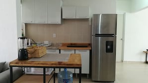 Apartment | Private kitchen | Coffee/tea maker, full-size fridge, microwave, cookware/dishes/utensils - Cancún Economico (Cancun)