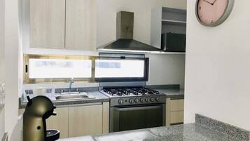 Apartemen | Dapur pribadi | Lemari es besar, microwave, oven, dan kompor