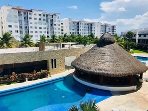 Una piscina al aire libre