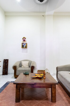 Apartment | Living area | Flat-screen TV